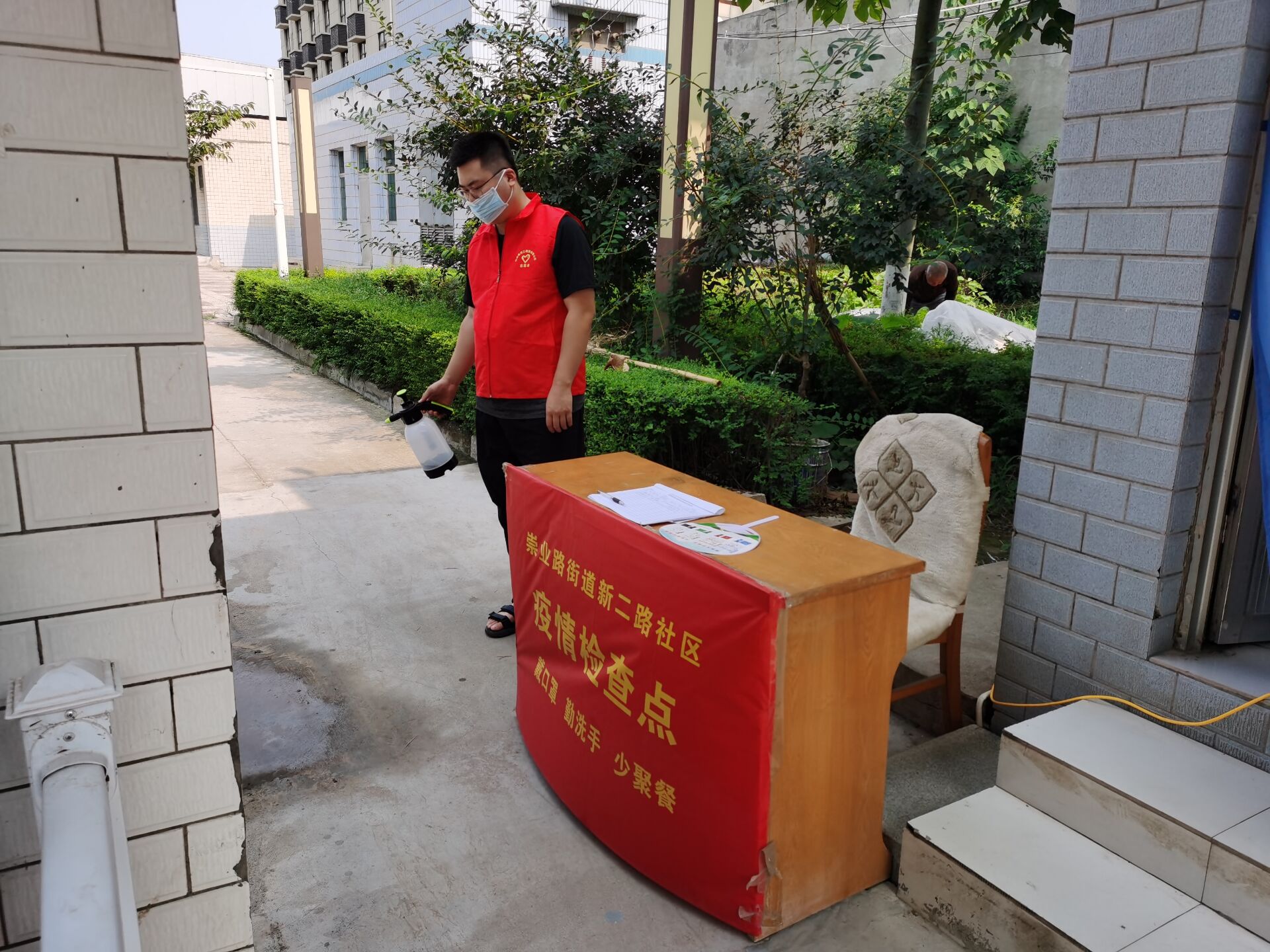 党旗在防疫一线高高飘扬