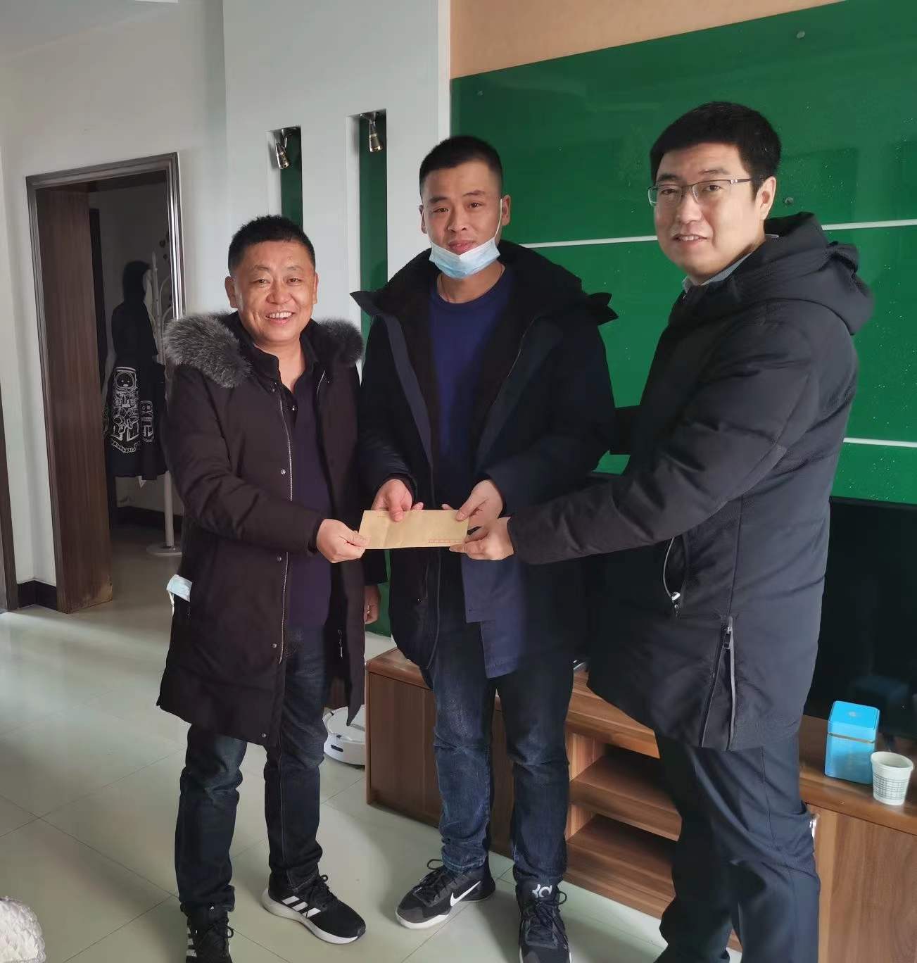 工程局慰问困难职工