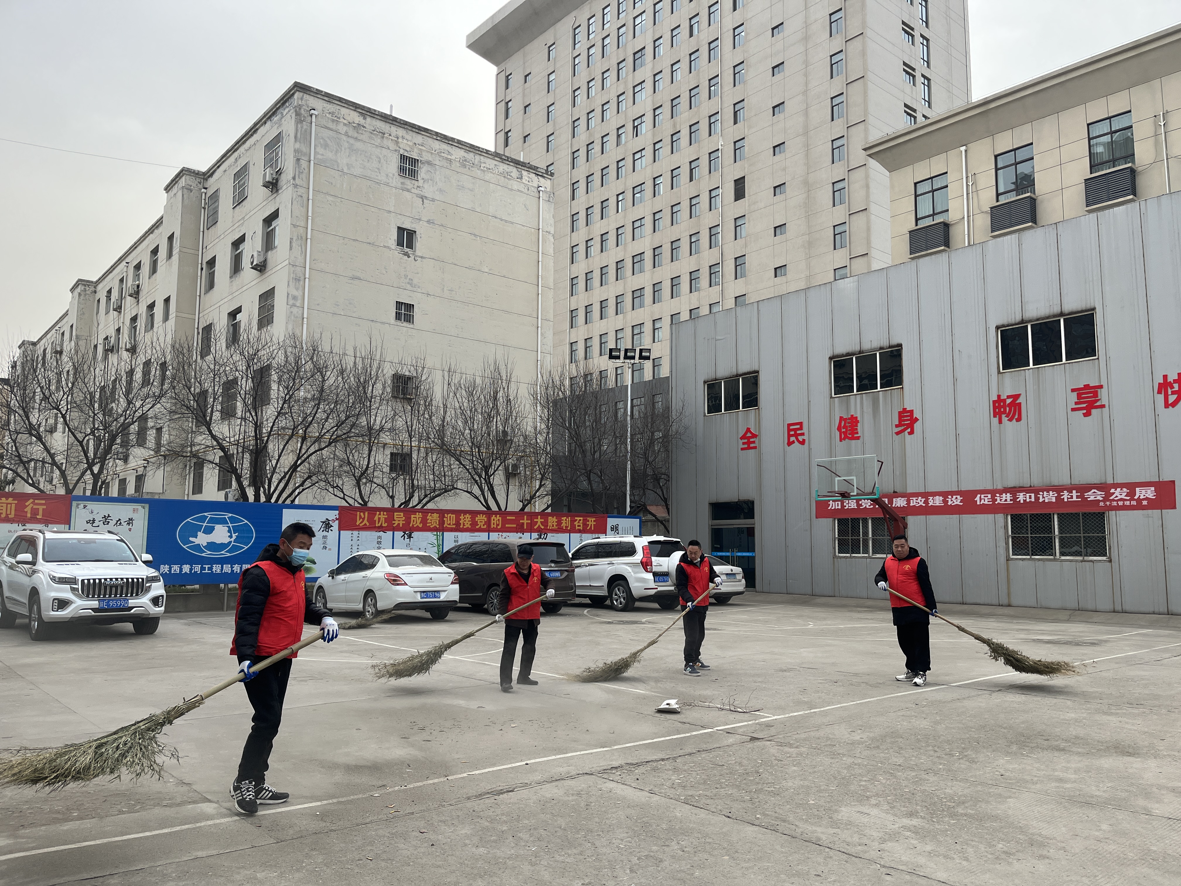 公司开展节前“迎新春·大扫除”活动