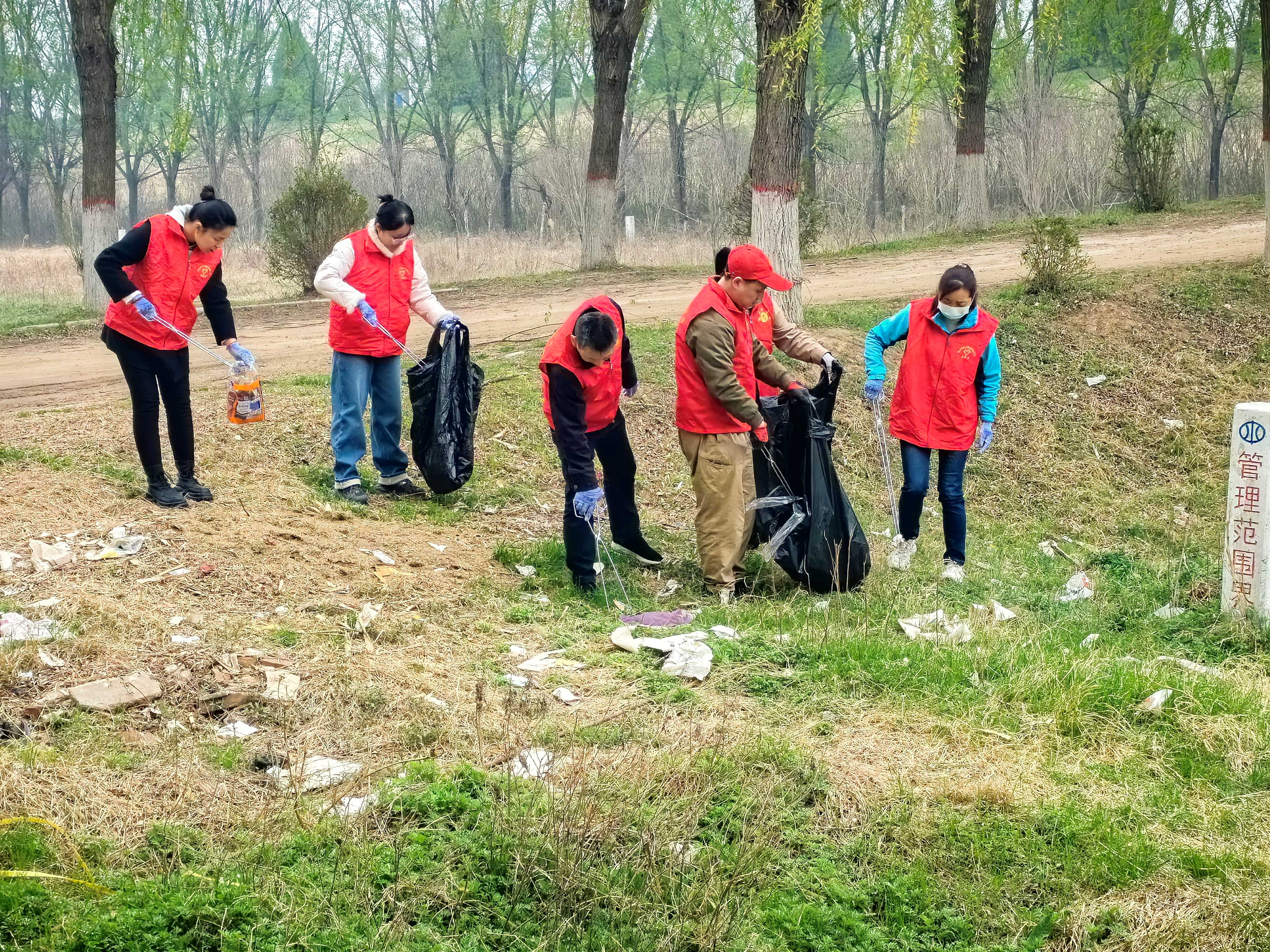 公司开展“绿色渭河·我们在行动” 志愿者活动
