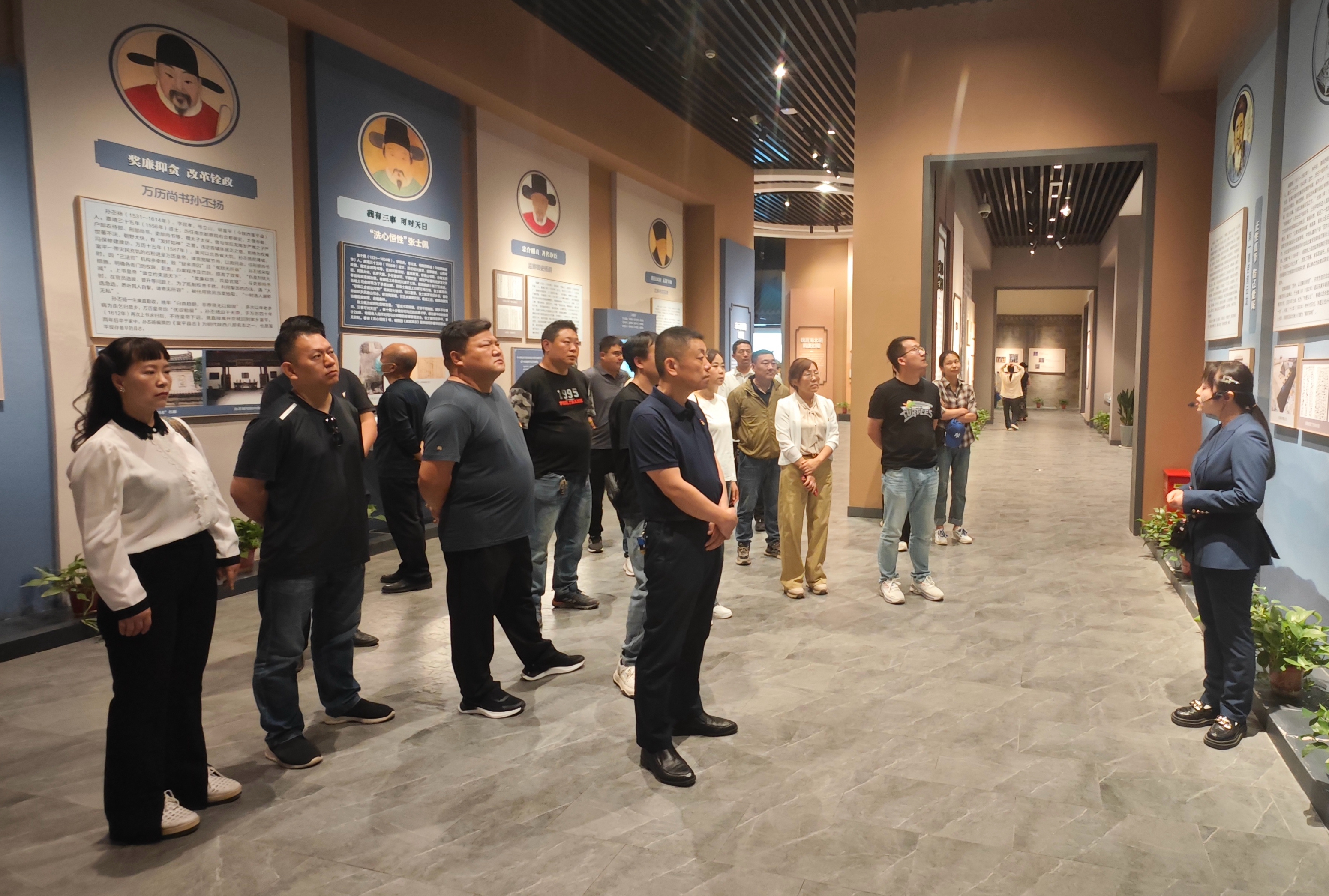 参观廉政教育展厅 接受清政廉风洗礼